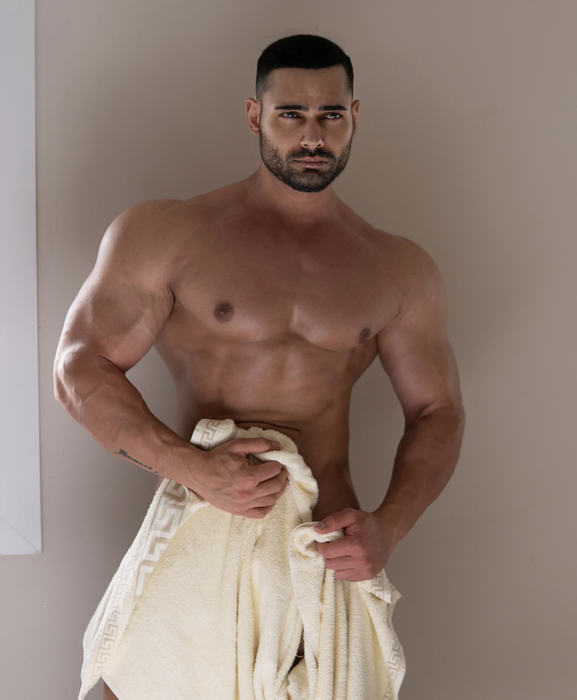 Italian hunk XXL - escort photo 1 in Dubai