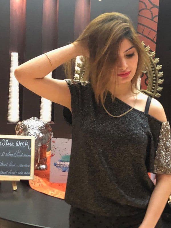 Model Nisha Khan - صورة مرافقة 6 في Dubai